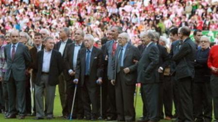 Ex jugadores y entrenadores del Athletic Club de Bilbao durante los prolegómenos del encuentro que servirá como despedida del Estadio San Mamés, partido jugado entre el Athletic y una selección de jugadores de la Federación Vizcaína de Fútbol
