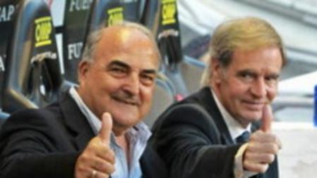 El ex selecionador nacional y ex jugador del Athletic Club de Bilbao, Iñaki Sáez (i), junto al tambien ex rojiblanco Txetxu Rojo (d), ejercieron de selecionadores del combinado de la Federación Vizcaína de Fútbol. que se ha enfrentado al Athletic Club de Bilbao en la despedida del Estadio San Mamés