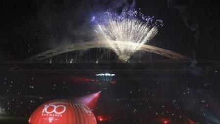 Espectáculo de luces y sonido tras el encuentro que sirvió como despedida del estadio San Mamés