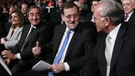 El presidente del gobierno, Mariano Rajoy, rodeado del de la CEOE, la ministra de Trabajo y el presidente de Caixabank, Isidro Fainé