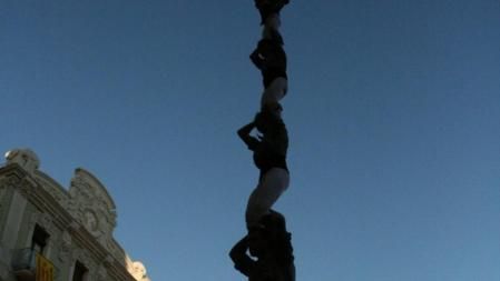 Primer pilar de sis descarregat dels Castellers de Sants