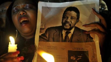 Los ciudadanos sudafricanos muestran su dolor ante la gravedad del estado de salud del ex presidente Nelson Mandela