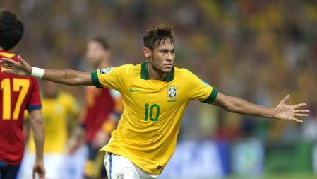 El delantero brasileño Neymar celebra tras marcar el segundo gol ante España, durante la final de la Copa Confederaciones 2013 que están disputando hoy en el estadio de Maracaná, en Río de Janeiro