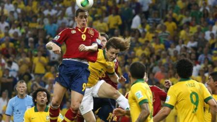 El delantero español Fernando Torres (i) cabecea un balón ante varios defensaores brasileños, durante la final de la Copa Confederaciones 2013 que están disputando hoy en el estadio de Maracaná, en Río de Janeiro