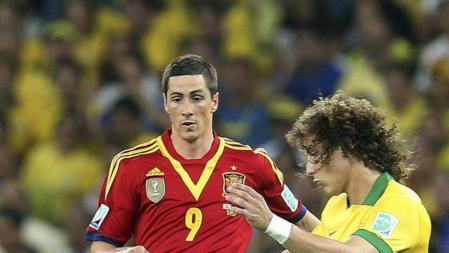 El defensa brasileño Davuid Luiz (d) despeja un balón ante Fernando Torres, de España, durante la final de la Copa Confederaciones 2013 que están disputando hoy en el estadio de Maracaná, en Río de Janeiro