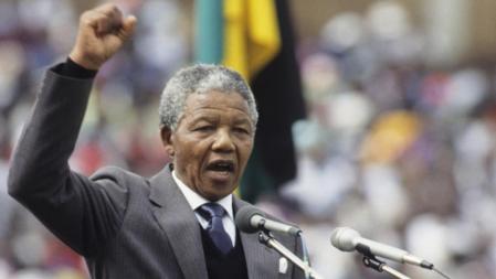 Mandela hablando en un mítin del Congreso Nacional Africano en Soweto en 1990.