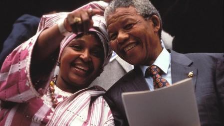 Nelson Mandela junto a su mujer Winnie Madikizela