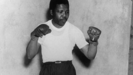 Mandela practicando el boxeo en su juventud.