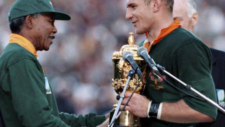 El entonces presidente en ejercicio Nelson Mandela junto al capitán de la selección sudafricana de Rugby François Pienaar tras ganar la Copa del Mundo de 1995.