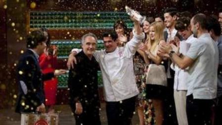 Juan Manuel recibe el trofeo que le acredita como MasterChef de manos de Ferran Adrià