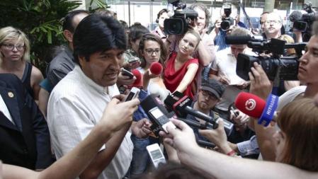 Evo Morales habla con los periodistas en el aeropuerto de Viena