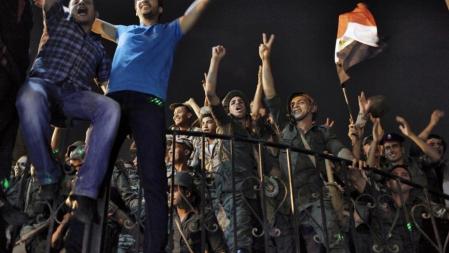 Opositores y militares celebran el golpe de estado en Egipto