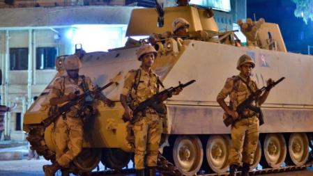 Militares patrullan en El Cairo tras confirmarse el golpe de estado en Egipto