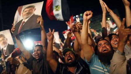 Simpatizantes de los Hermanos Musulmanes de Egipto se manifiestan en apoyo de Mohamed Morsi