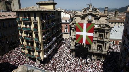 El chupinazo que a las 12:00 horas da el tradicional inicio de las fiestas de San Fermin se ha atrasado al descolgar unos desconocidos una gran ikurriña delante de la fachada del ayuntamiento de Pamplona