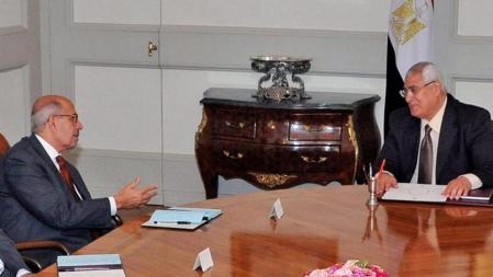 El recién nombrado presidente interino Adli Mansour hablando con Mohamed el Baradei, nuevo primer ministro