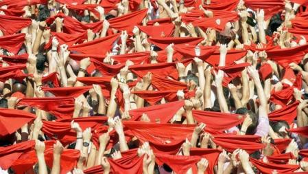 Miles de personas congregadas ante la Casa Consistorial de Pamplona, pañuelo rojo en mano, para celebrar el inicio de los Sanfermines