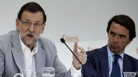 El presidente del Ejecutivo, Mariano Rajoy, junto al expresidente del Gobierno y presidente de la fundación FAES, José María Aznar