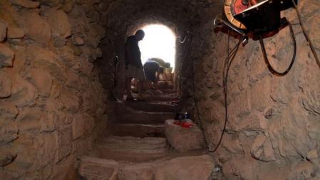 Interior del túnel en el que un grupo de jóvenes realiza los campos de trabajo urbanos