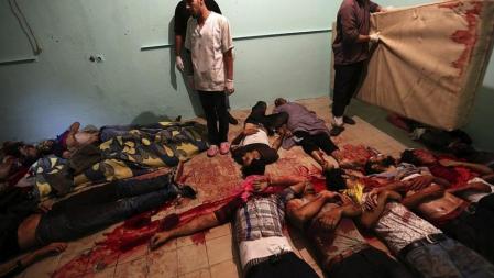 Simpatizantes de los Hermanos Musulmanes permanecen junto a los cadáveres de varios camaradas muertos durante los enfrentamientos con las fuerzas de seguridad, en una morgue del El Cairo.