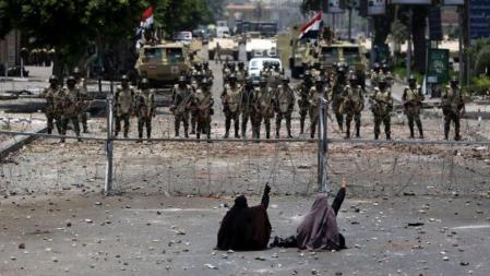 Manifestantes a favor de Mohamed Morsi protestan ante una alambrada frente al cuartel de la Guardia Republicana de El Cairo