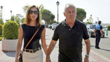 La actriz y cantante Ana Belén junto a Victor Manuel, en el entierro de la periodista Concha García Campoy