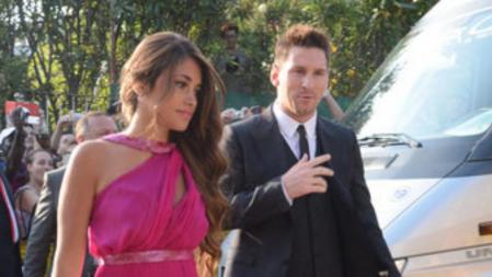 Antonella Roccuzzo y Leo Messi a su llegada a la boda de Xavi Hernández y Nuria Cunillera
