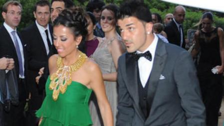 Patricia González y David Villa en la boda de Xavi Hernández y Nuria Cunillera