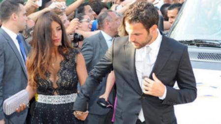 Daniella Semaan y Cesc Fábregas a su llegada a la boda de Xavi Hernández y Núria Cunillera