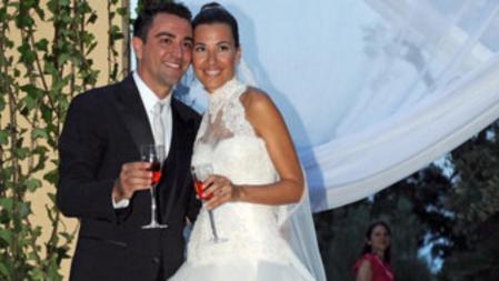 Nuria Cunillera y Xavi Hernández brindan ante la prensa tras darse el sí quiero