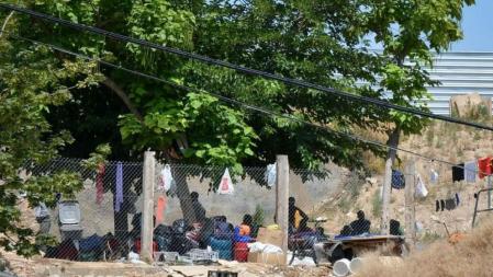 Vista del campamento de immigrantes, desde el exterior de la plaza.