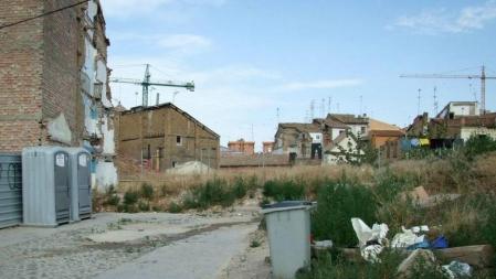 Lavabos y contenedores que ha instalado el ayuntamiento para mejorar las condiciones de vida del campamento