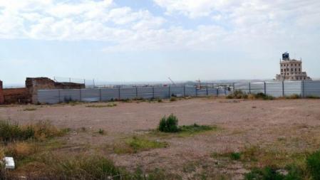Solar en el que se proyectó la Nueva Audiencia Provincial de Lleida y que ahora linda con el campamento por uno de sus accesos laterales.