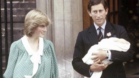El príncipe Carlos y Lady Di sostienen a Guillermo, que nació el 22 de junio de 1982