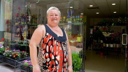 Cristina Armengol, presidenta de l'Associció de Veïns i Comerciants del Centre Històric de Lleida, delante de su comercio en la calle Cavallers.