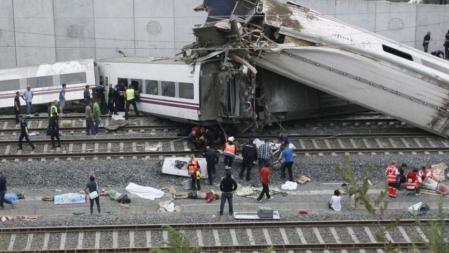 Vista del tren Alvia que cubría la ruta entre Madrid y Ferrol y que descarriló cuando ya estaba muy cerca de Santiago de Compostela