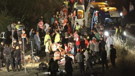 Los servicios de emergencia sanitaria llegan al lugar del accidente donde el tren Alvia que cubría la ruta entre Madrid y Ferrol ha descarrilado esta noche, cuando ya estaba muy cerca de Santiago de Compostela.