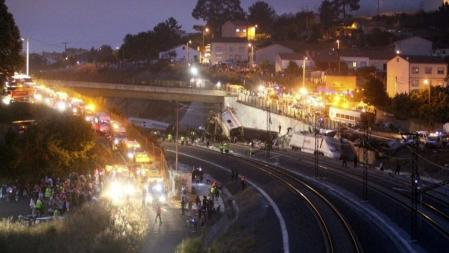 Vista general de la zona donde el tren Alvia que cubría la ruta entre Madrid y Ferrol descarriló esta noche, cuando ya estaba muy cerca de Santiago de Compostela. Hasta el lugar se han desplazado efectivos de la Policía Nacional, así como un equipo de bomberos, y en breve está previsto que llegue una representación de la Xunta.La cifra de muertos en el descarrilamiento ronda la treintena, según han informado a Efe fuentes de la investigación