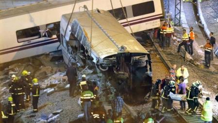 Servicios de emergencia trabajan en el lugar del accidente de tren en Santiago