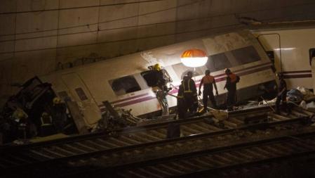 Servicios de emergencia trabajan en el lugar del accidente de tren en Santiago