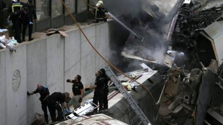Los bomberos actúen tras el accidente de tren en Santiago