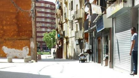 Comercios africanos, entre ellos muchas peluquerías, en la zona alta del centro histórico de Lleida