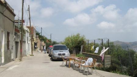 La calle Marsans i Rof, en el Carmel, permite acceder a la colina panorámica. Es una de las últimas calles sin asfaltar de Barcelona, aunque el proyecto de Parc dels Tres Turons prevé su derribo desde hace medio siglo