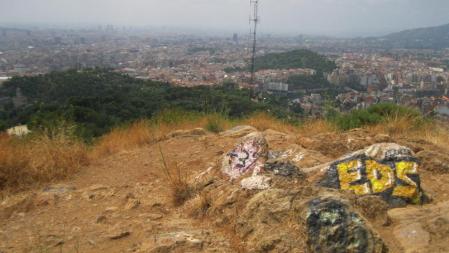 Un grupo de piedras pintadas marca el 'mirador' de la colina del Carmel, desde el que se ve casi toda Barcelona