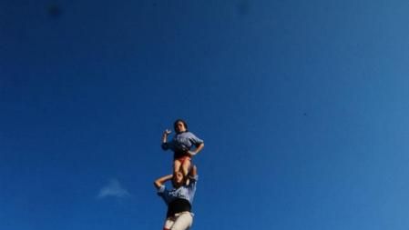 Xics Caleros descarreguen el pilar de quatre dins l'aigua