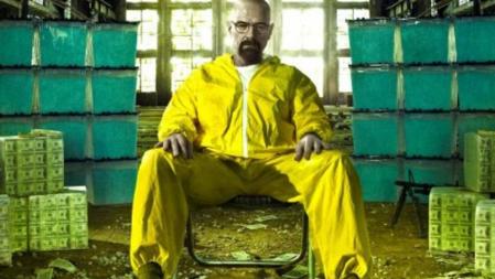Walter White (Bryan Cranston), con el mono amarillo que usa para 'cocinar' metanfetamina azul