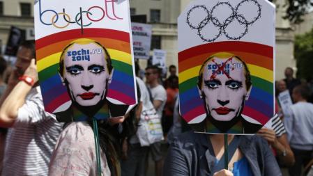Activistas llevan pancartas en una protesta en Londres contra la ley de 