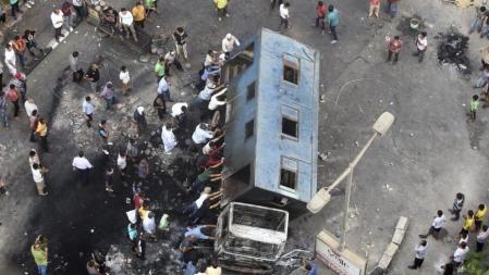 Numerosos simpatizantes del depuesto presidente Mohamed Mursi tratan de volcar un camión, durante unos disturbios en la localidad de Giza, cerca de El Cairo