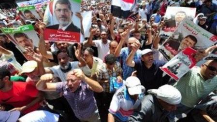 Seguidores del depuesto presidente egipcio Mohamed Morsi se manifiestan en Alejandría durante el 'viernes de la ira'
