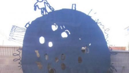 La escultura del Principito de los jardines El Petit Príncep, en el barrio barcelonés de Porta, se inspira en un dibujo infantil